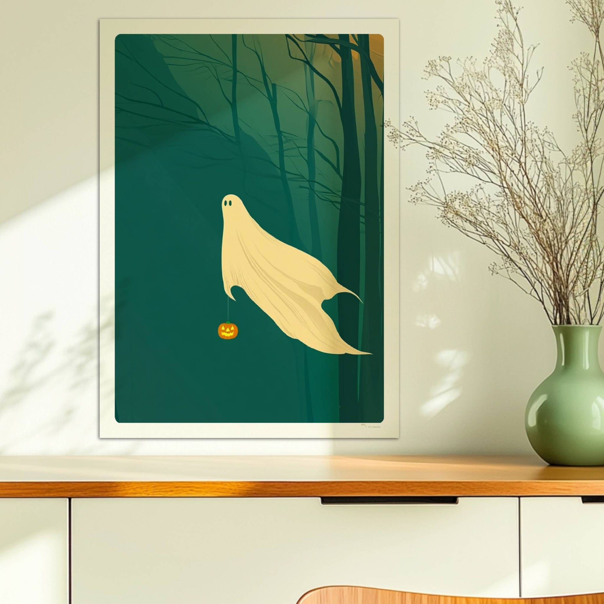 Ein kleines Geistwesen gleitet durch einen dunklen, nebeligen Wald mit einem Kürbis in der Hand.. Ohne Rahmen 50x70