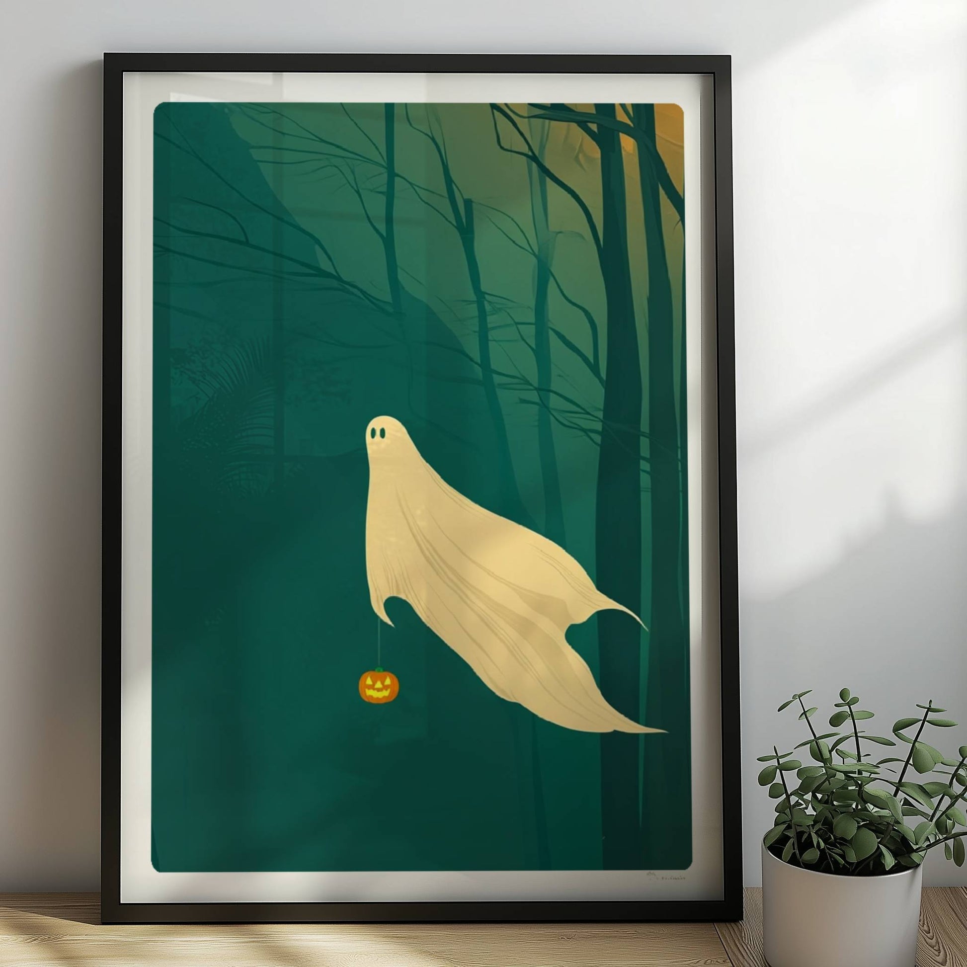Ein kleines Geistwesen gleitet durch einen dunklen, nebeligen Wald mit einem Kürbis in der Hand.. Rahmen schwarz 50x70