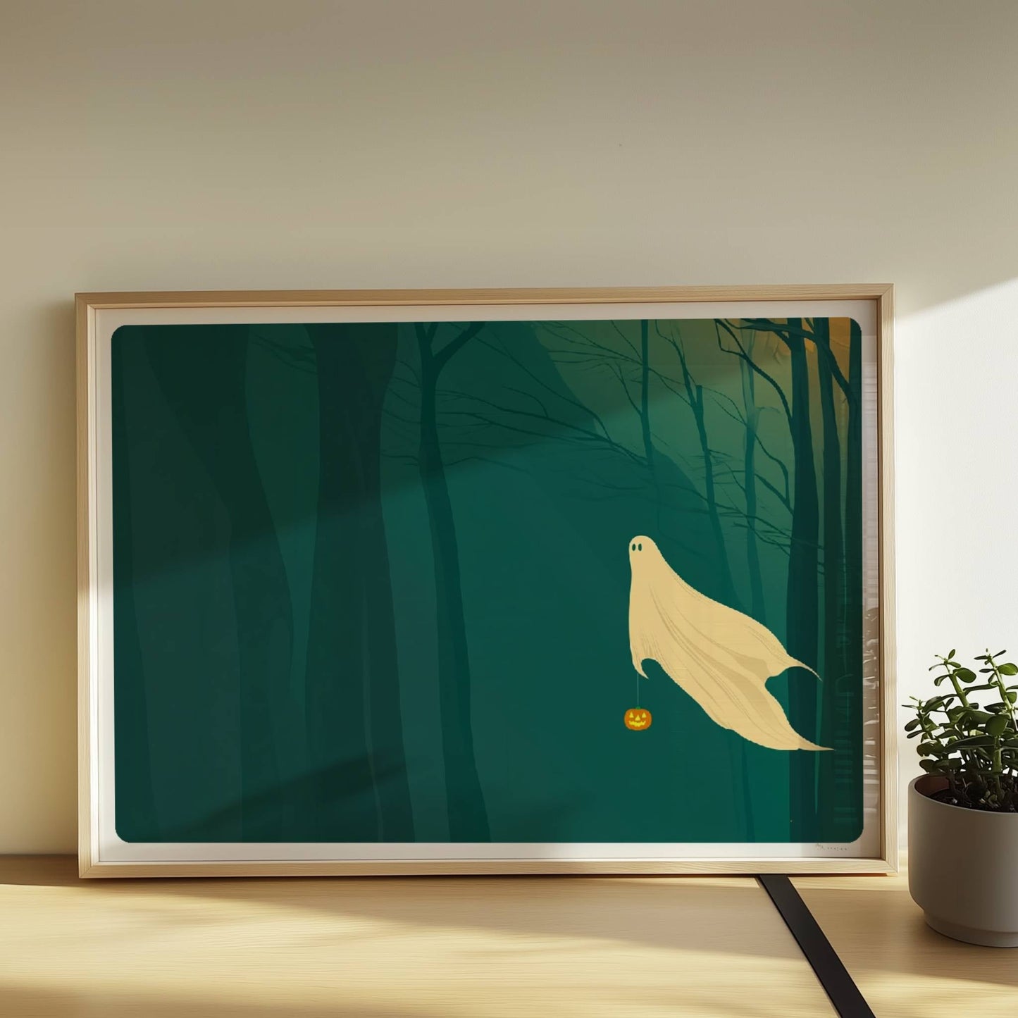 Ein kleines Geistwesen gleitet durch einen dunklen, nebeligen Wald mit einem Kürbis in der Hand.. Rahmen natur 70x50