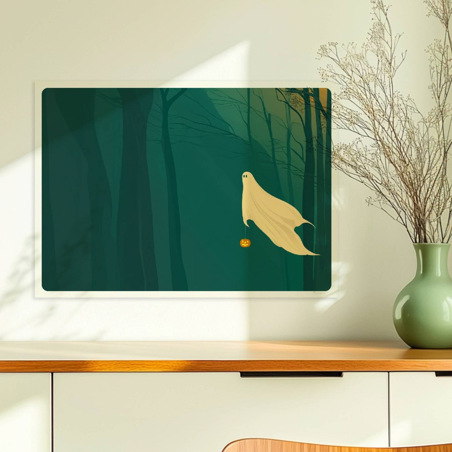 Ein kleines Geistwesen gleitet durch einen dunklen, nebeligen Wald mit einem Kürbis in der Hand.. Ohne Rahmen 70x50