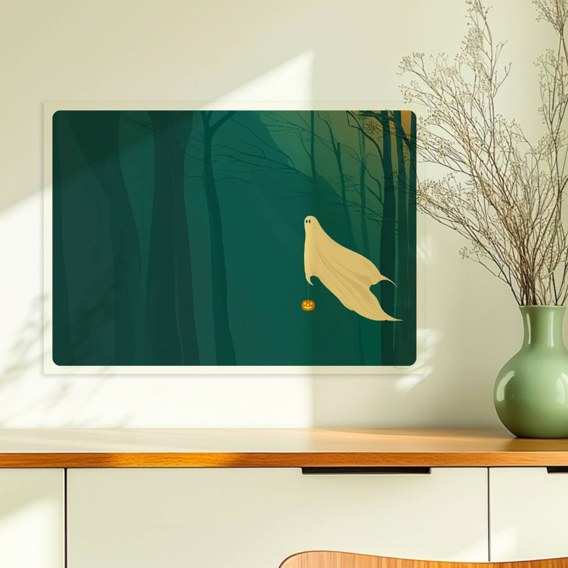 Ein kleines Geistwesen gleitet durch einen dunklen, nebeligen Wald mit einem Kürbis in der Hand.. Ohne Rahmen 70x50