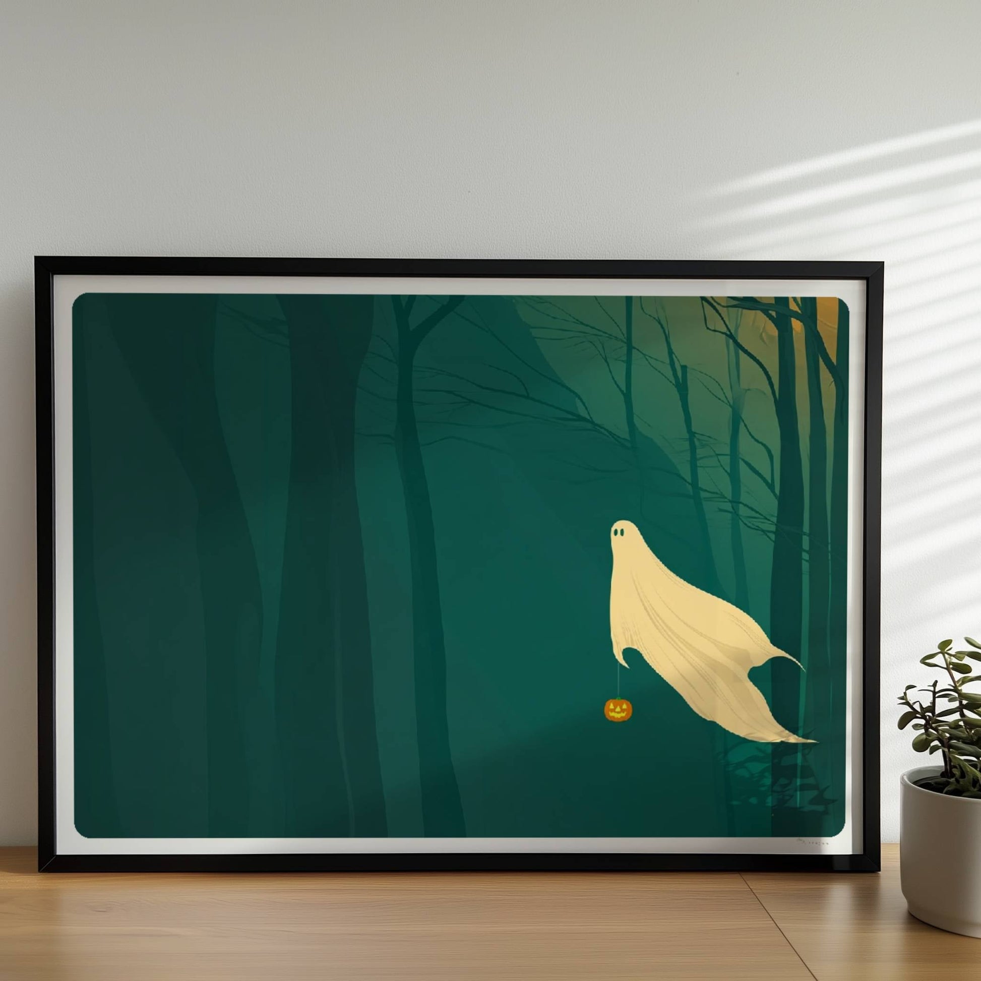 Ein kleines Geistwesen gleitet durch einen dunklen, nebeligen Wald mit einem Kürbis in der Hand.. Rahmen schwarz 70x50