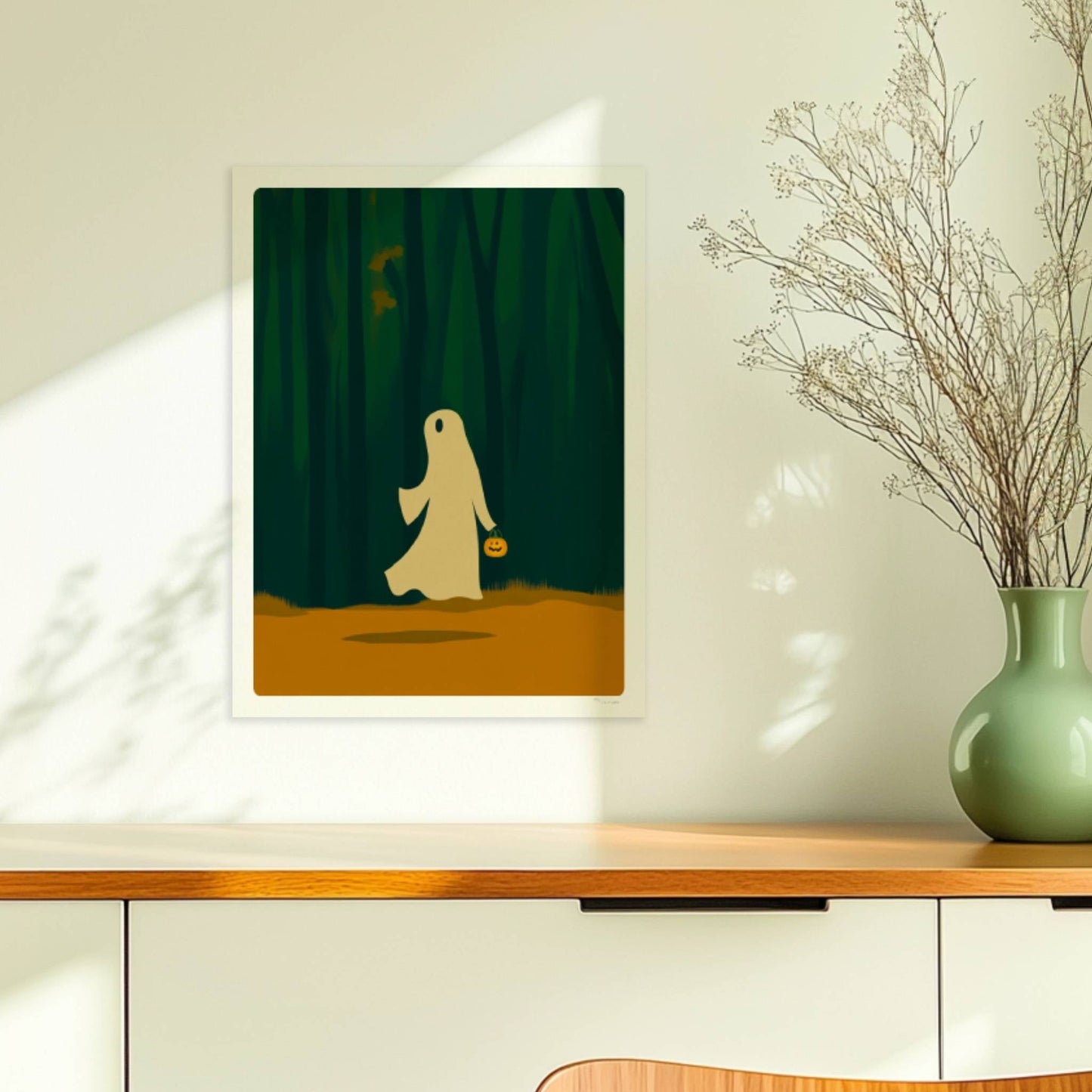 Ein weißes Wesen wandert alleine durch einen dichten, dunklen Wald – ruhig und geheimnisvoll.. Ohne Rahmen 30x40