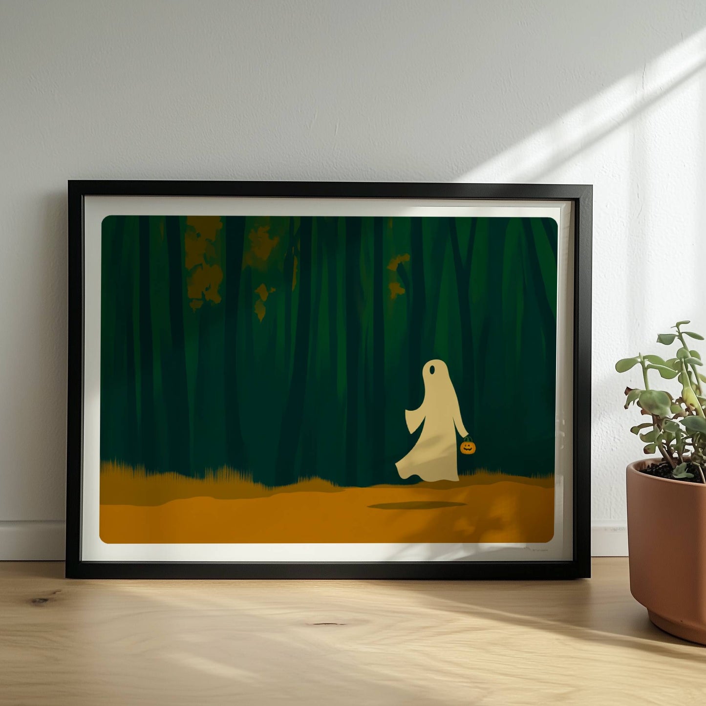 Ein weißes Wesen wandert alleine durch einen dichten, dunklen Wald – ruhig und geheimnisvoll.. Rahmen schwarz 40x30