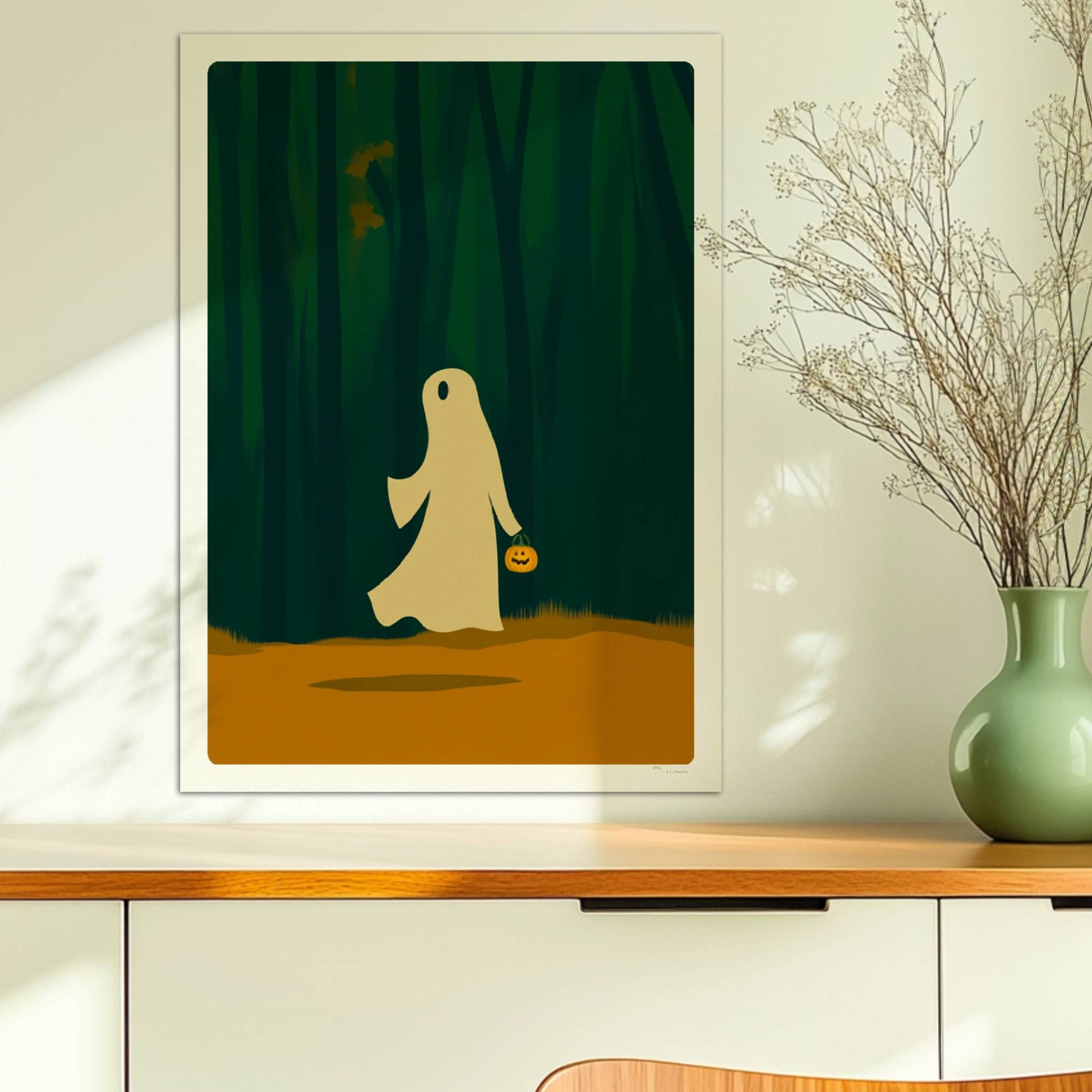 Ein weißes Wesen wandert alleine durch einen dichten, dunklen Wald – ruhig und geheimnisvoll.. Ohne Rahmen 50x70