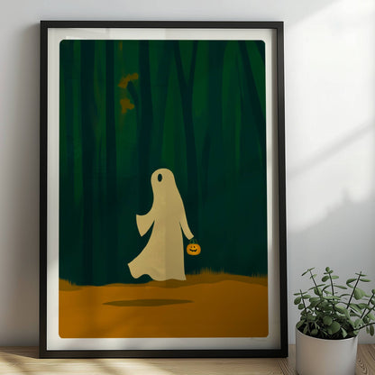 Ein weißes Wesen wandert alleine durch einen dichten, dunklen Wald – ruhig und geheimnisvoll.. Rahmen schwarz 50x70