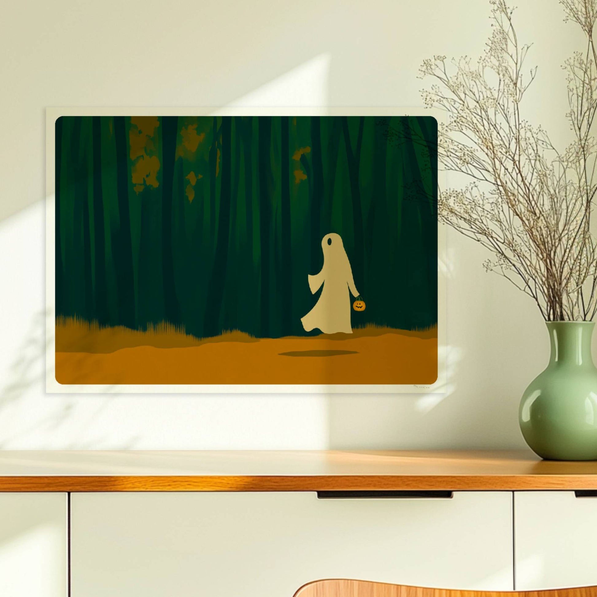 Ein weißes Wesen wandert alleine durch einen dichten, dunklen Wald – ruhig und geheimnisvoll.. Ohne Rahmen 70x50