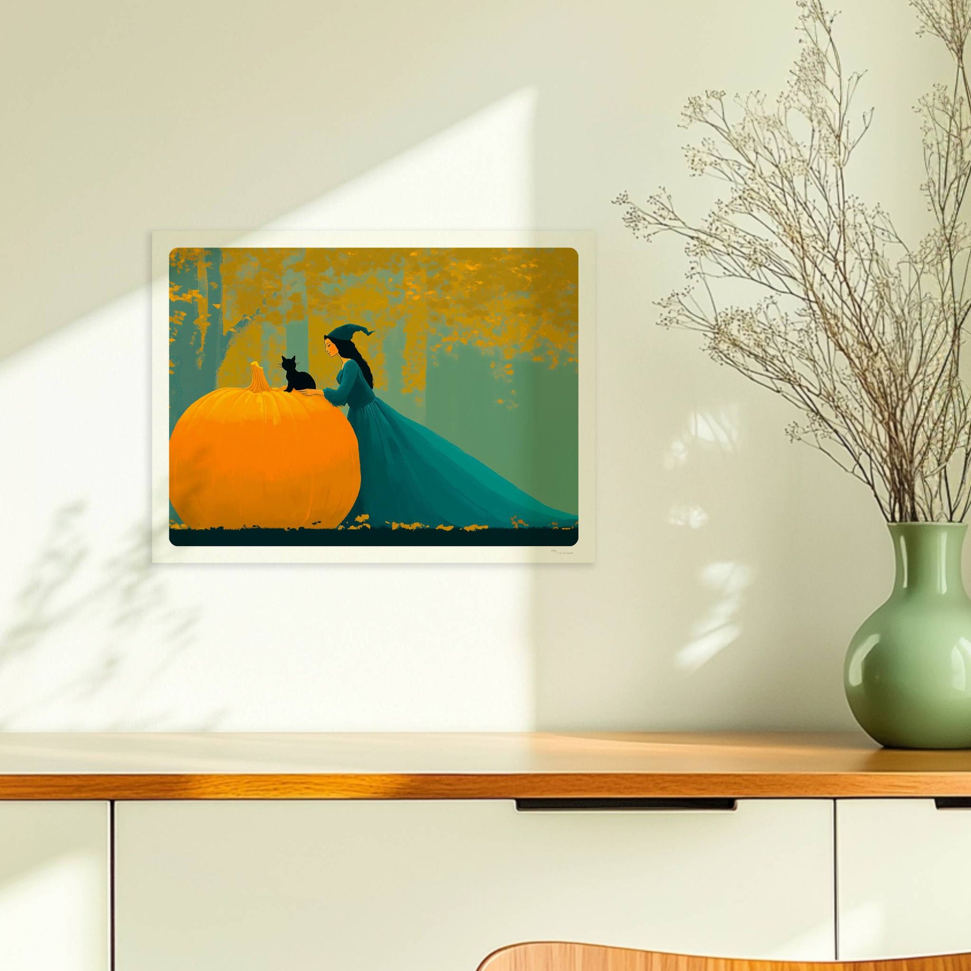 Hexe mit langem Umhang sitzt auf einem großen Kürbis im goldenen Herbstwald.. Ohne Rahmen 40x30